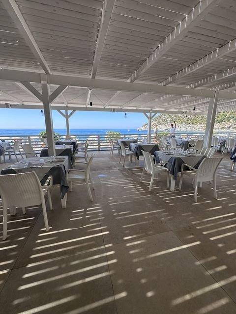 La terrazza con le travi bianche, luce e ombre sul pavimento