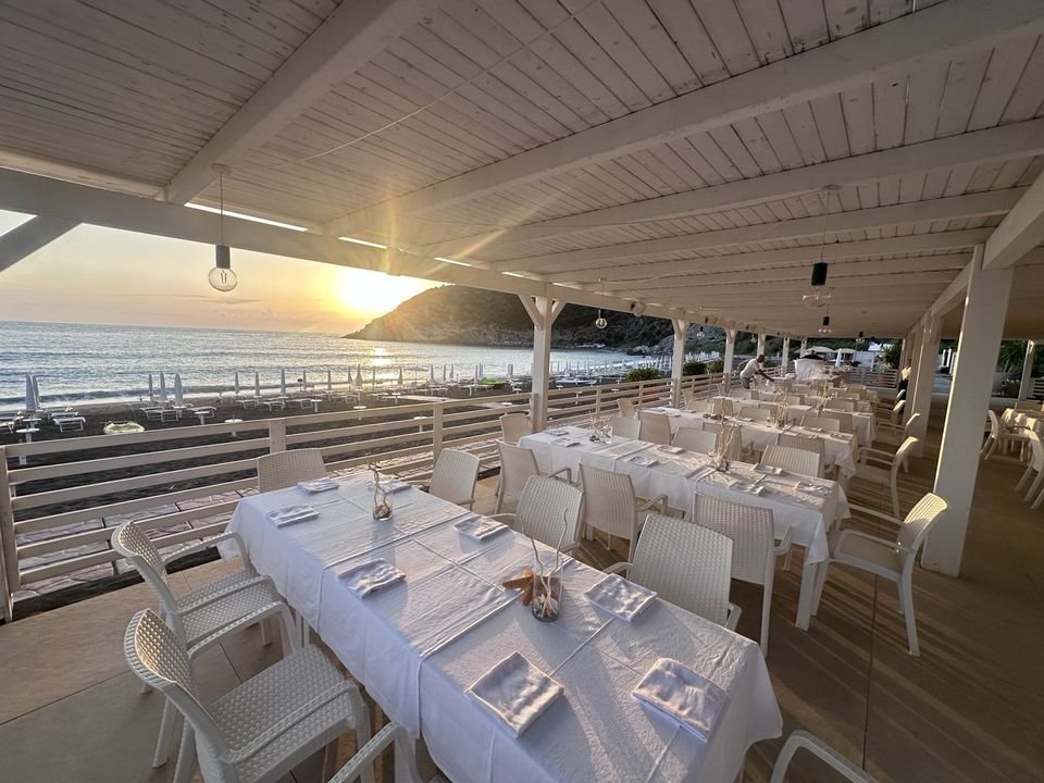 Terrazza al tramonto con i tavoli apparecchiati